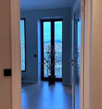 Quiet & Central 2br With High Standard And Views *