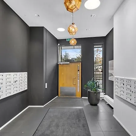 Apartament Quiet & Central 2br With High Standard And Views